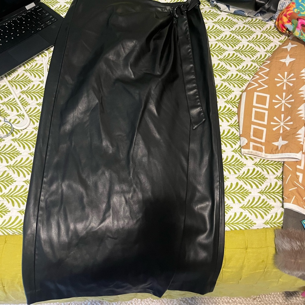 Chic Black Leather Pencil Skirt